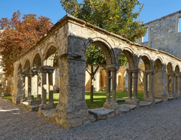 Discover the beauty of the cloister of the Cordeliers in Saint Emilion