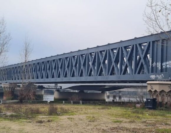 Passerelle Eiffel: the historic footbridge with an industrial charm in Bordeaux