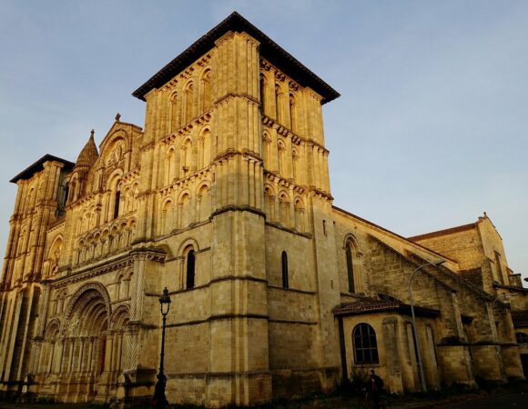 La Iglesia de la Santa Cruz de Burdeos: la abacial con historia