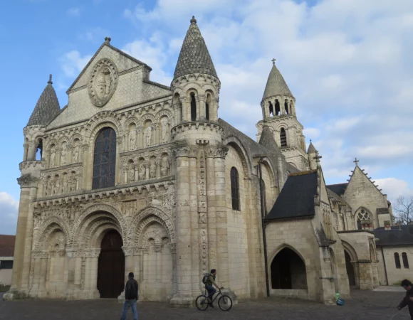 Notre Dame de Aquitania: la joya del arte románico en Francia